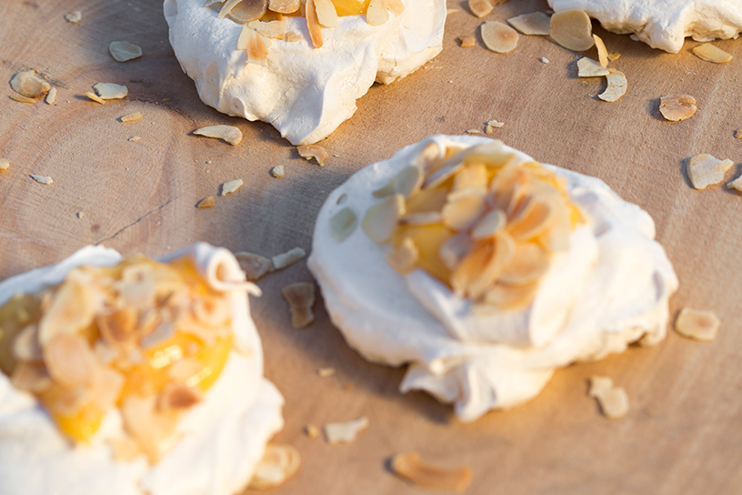 Meringues met slagroom en nootjes